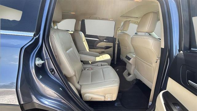Photo of 2018 Shoreline Blue Pearl Toyota Highlander