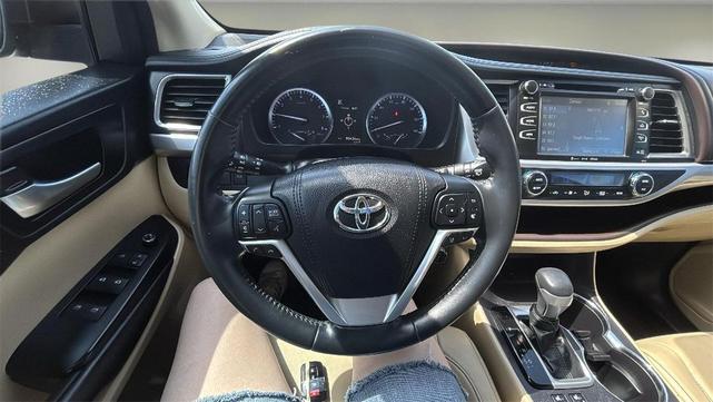 Photo of 2018 Shoreline Blue Pearl Toyota Highlander