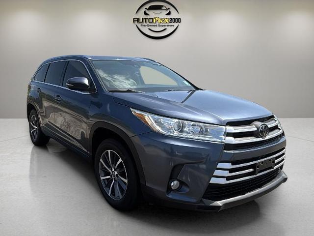 Photo of 2018 Shoreline Blue Pearl Toyota Highlander