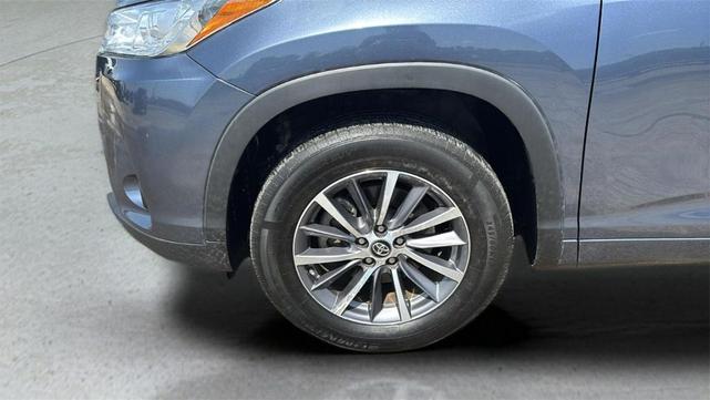 Photo of 2018 Shoreline Blue Pearl Toyota Highlander