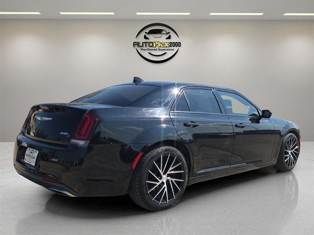 Photo of 2018 Gloss Black Chrysler 300