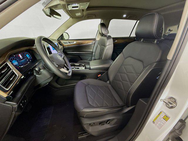Photo of 2024 White Volkswagen Atlas