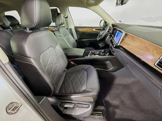 Photo of 2024 White Volkswagen Atlas
