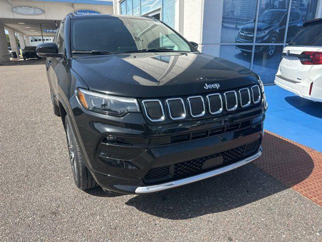 Photo of 2022 Diamond Black Crystal Pearlcoat Jeep Compass