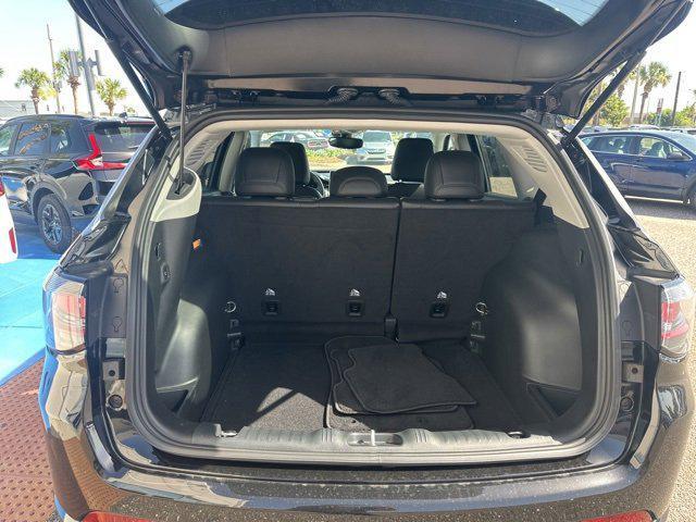 Photo of 2022 Diamond Black Crystal Pearlcoat Jeep Compass