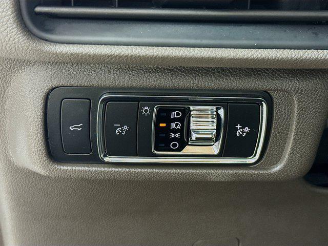 Photo of 2021 White Lincoln Corsair