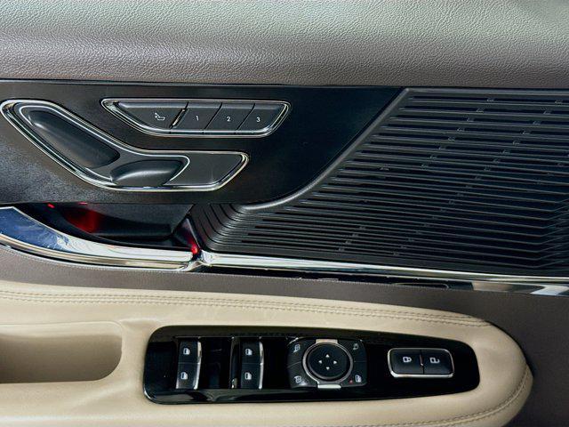 Photo of 2021 White Lincoln Corsair