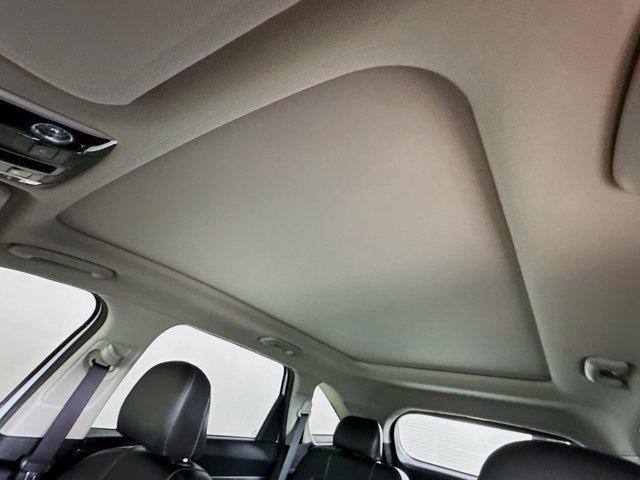 Photo of 2022 Glacial White Pearl Kia Sorento