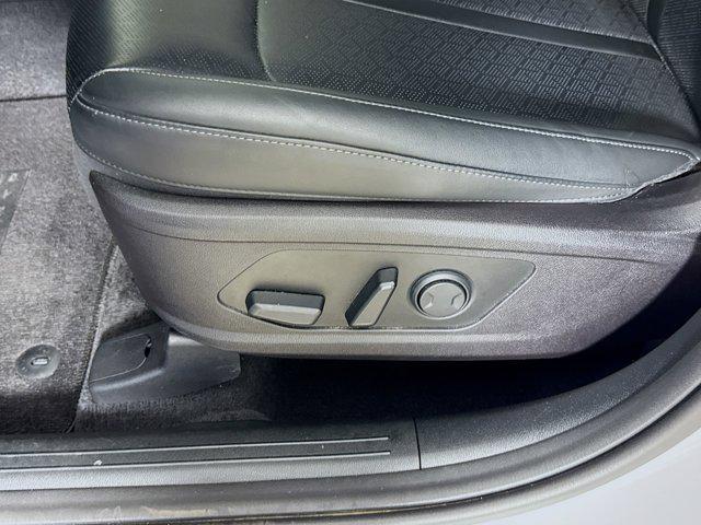 Photo of 2022 Glacial White Pearl Kia Sorento