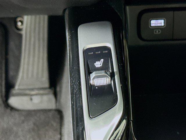 Photo of 2022 Glacial White Pearl Kia Sorento