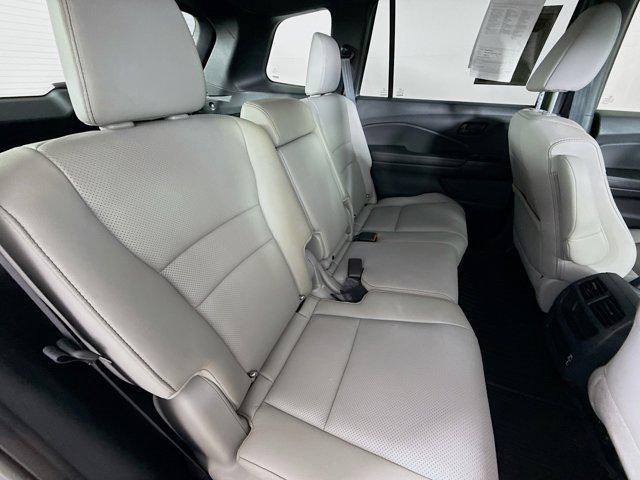 Photo of 2023 Lunar Silver Metallic Honda Passport