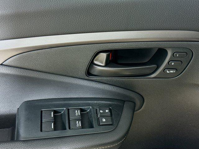 Photo of 2023 Lunar Silver Metallic Honda Passport