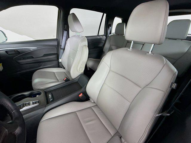 Photo of 2023 Lunar Silver Metallic Honda Passport