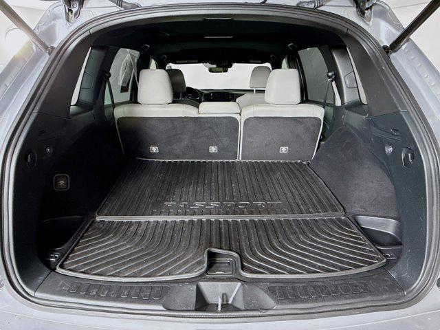 Photo of 2023 Lunar Silver Metallic Honda Passport