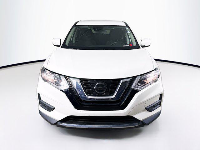 Photo of 2020 Glacier White Nissan Rogue