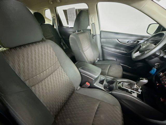 Photo of 2020 Glacier White Nissan Rogue