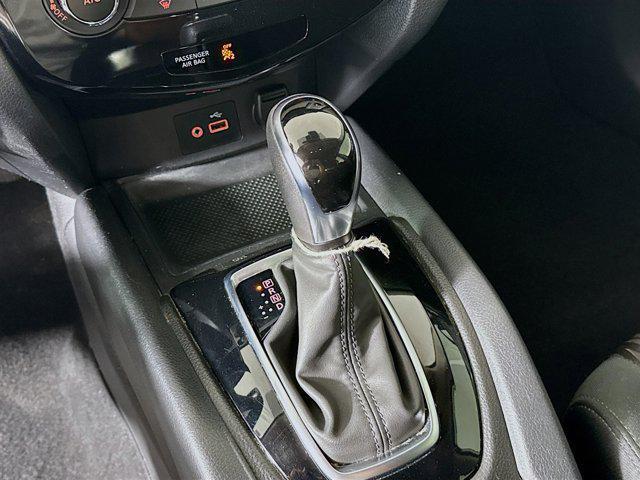 Photo of 2020 Glacier White Nissan Rogue