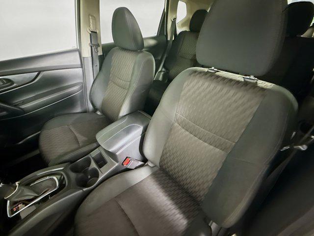 Photo of 2020 Glacier White Nissan Rogue