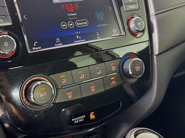 Photo of 2020 Glacier White Nissan Rogue
