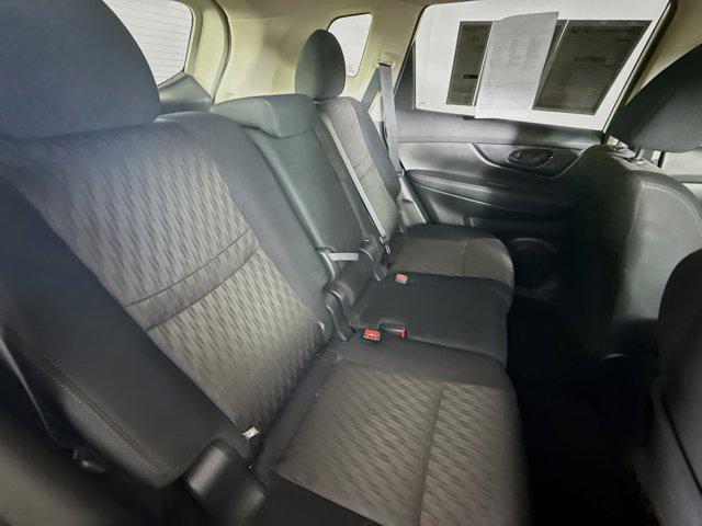 Photo of 2020 Glacier White Nissan Rogue