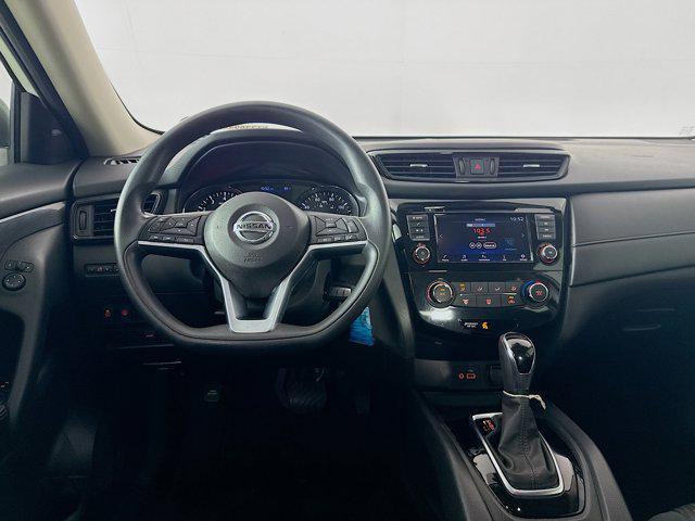 Photo of 2020 Glacier White Nissan Rogue
