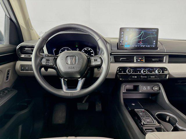 Photo of 2025 Silver Honda Pilot