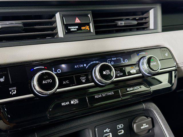 Photo of 2025 Silver Honda Pilot