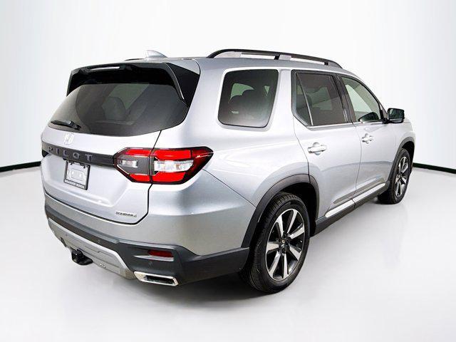 Photo of 2025 Silver Honda Pilot