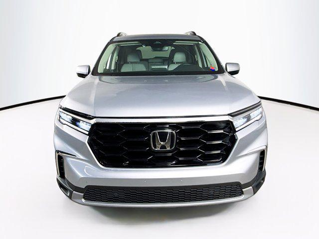 Photo of 2025 Silver Honda Pilot