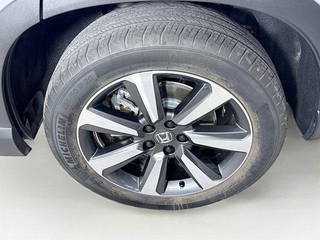 Photo of 2025 Silver Honda Pilot