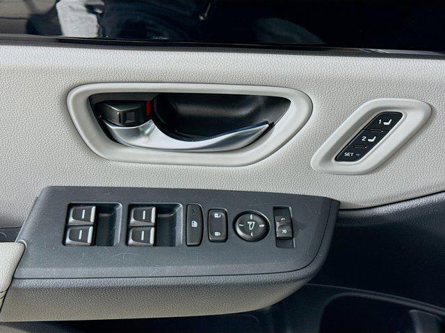 Photo of 2025 Silver Honda Pilot