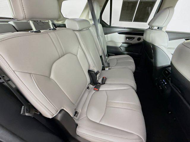Photo of 2025 Silver Honda Pilot