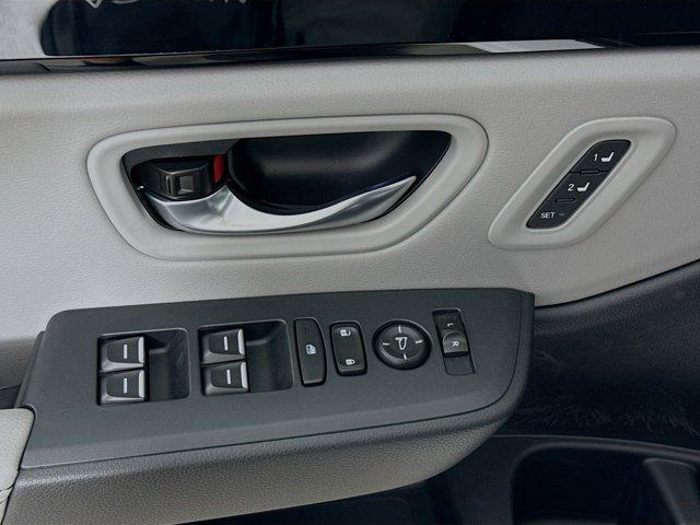 Photo of 2025 Platinum White Pearl Honda Pilot