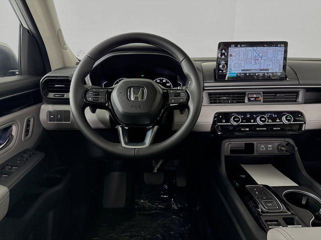 Photo of 2025 Platinum White Pearl Honda Pilot