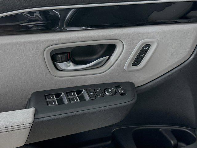 Photo of 2025 Lunar Silver Metallic Honda Pilot