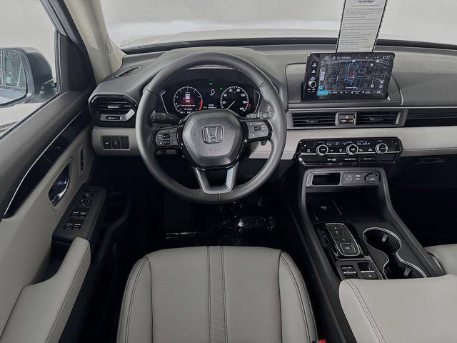 Photo of 2025 Lunar Silver Metallic Honda Pilot