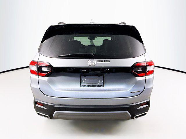 Photo of 2025 Lunar Silver Metallic Honda Pilot