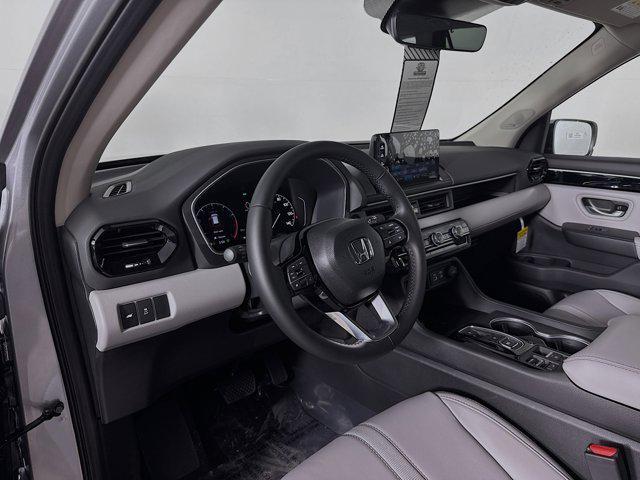 Photo of 2025 Lunar Silver Metallic Honda Pilot