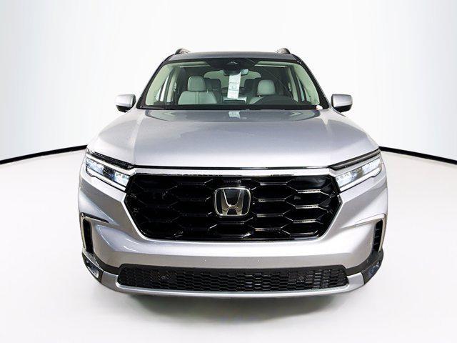 Photo of 2025 Lunar Silver Metallic Honda Pilot