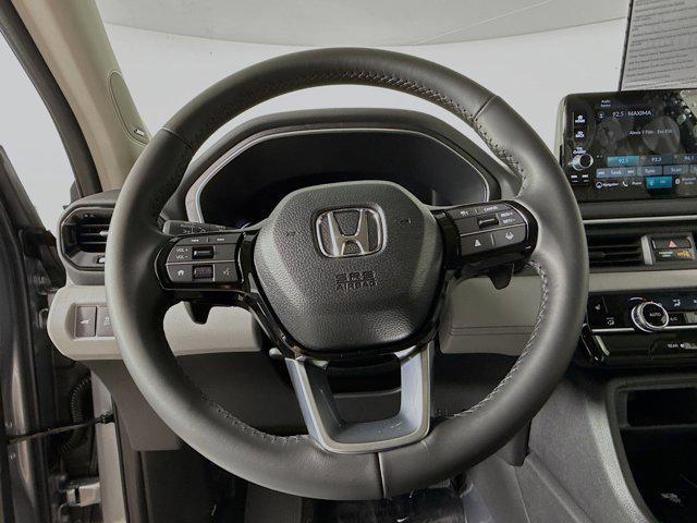 Photo of 2025 Lunar Silver Metallic Honda Pilot