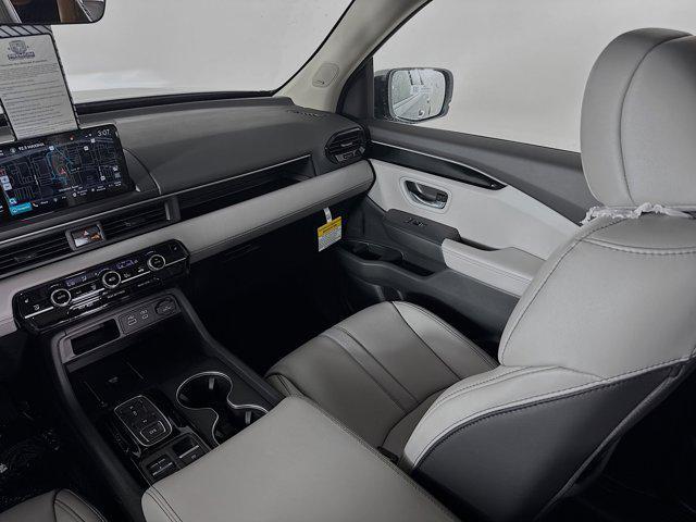 Photo of 2025 Lunar Silver Metallic Honda Pilot