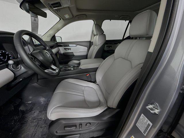 Photo of 2025 Lunar Silver Metallic Honda Pilot
