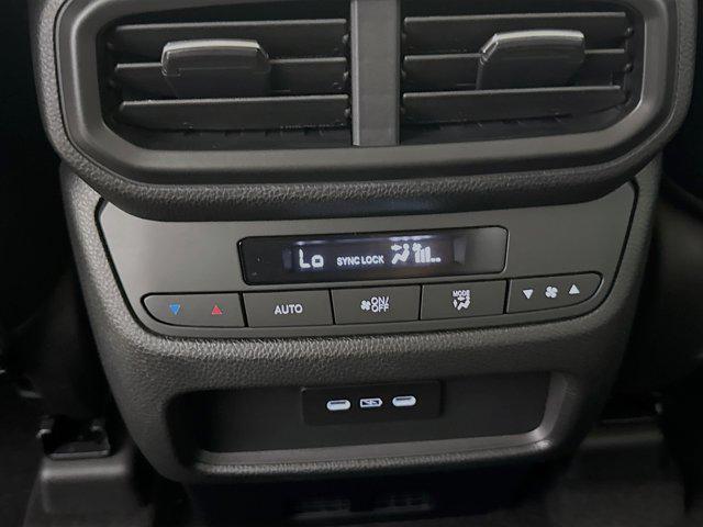 Photo of 2025 Lunar Silver Metallic Honda Pilot