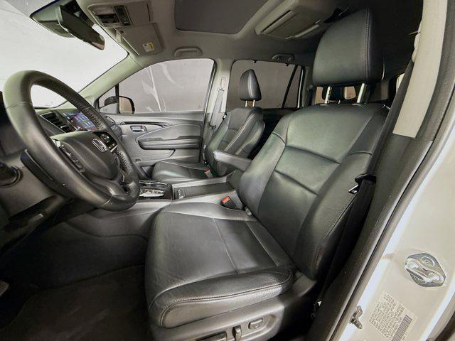 Photo of 2022 White Honda Pilot