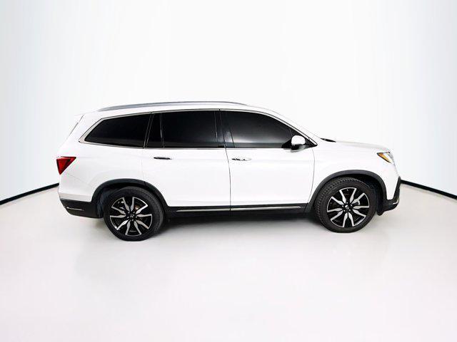 Photo of 2022 White Honda Pilot