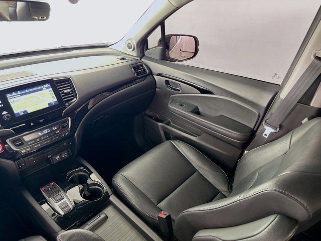 Photo of 2022 White Honda Pilot