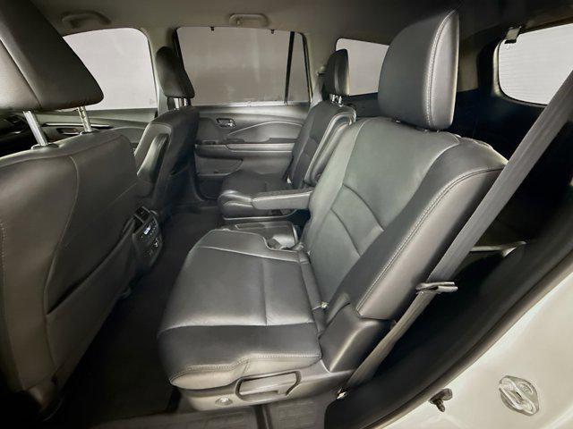 Photo of 2022 White Honda Pilot