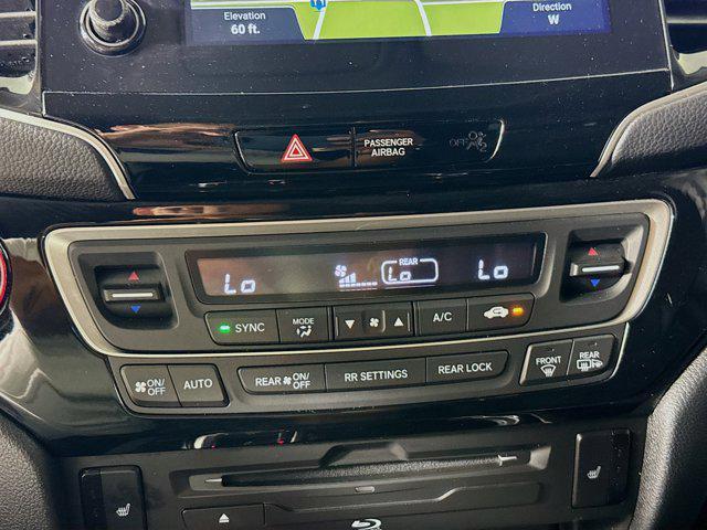 Photo of 2022 White Honda Pilot