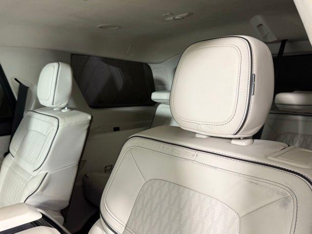 Photo of 2023 Infinite Black Metallic Clearcoat Lincoln Navigator