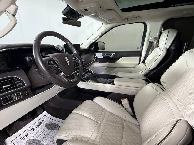 Photo of 2023 Infinite Black Metallic Clearcoat Lincoln Navigator